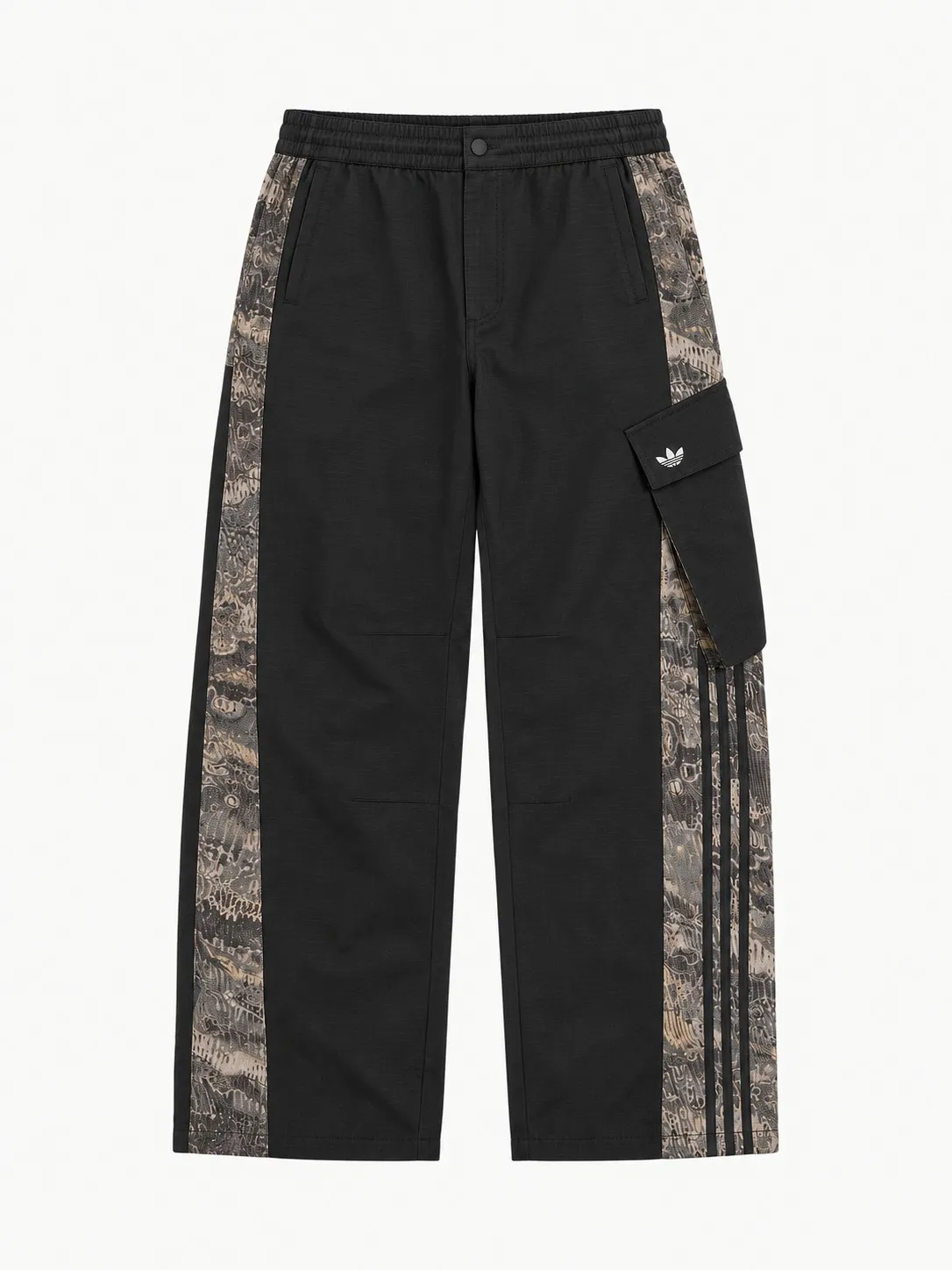 Pantalón cargo Adidas negro, vista frontal de la prenda sola con franjas laterales estampadas, las tres rayas y el bolsillo cargo con el trébol