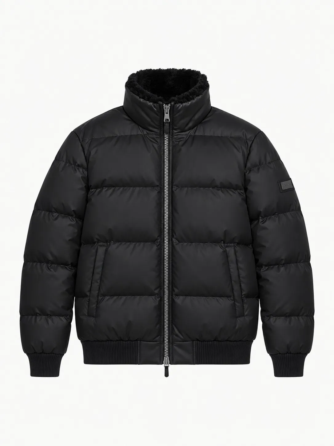 Chaqueta bomber Karl Lagerfeld negra, vista frontal de la prenda sola acolchada, con cuello de sherpa negro y cremallera plateada
