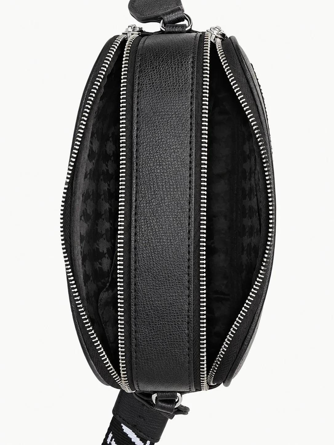 Bolso Karl Lagerfeld negro abierto visto desde arriba, con dos compartimentos de cremallera plateada y forro estampado