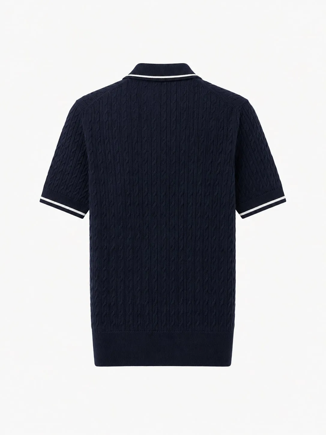 Polo Lacoste de punto trenzado azul marino, vista de espalda de la prenda sola, lisa salvo el ribete blanco del cuello y de los puños