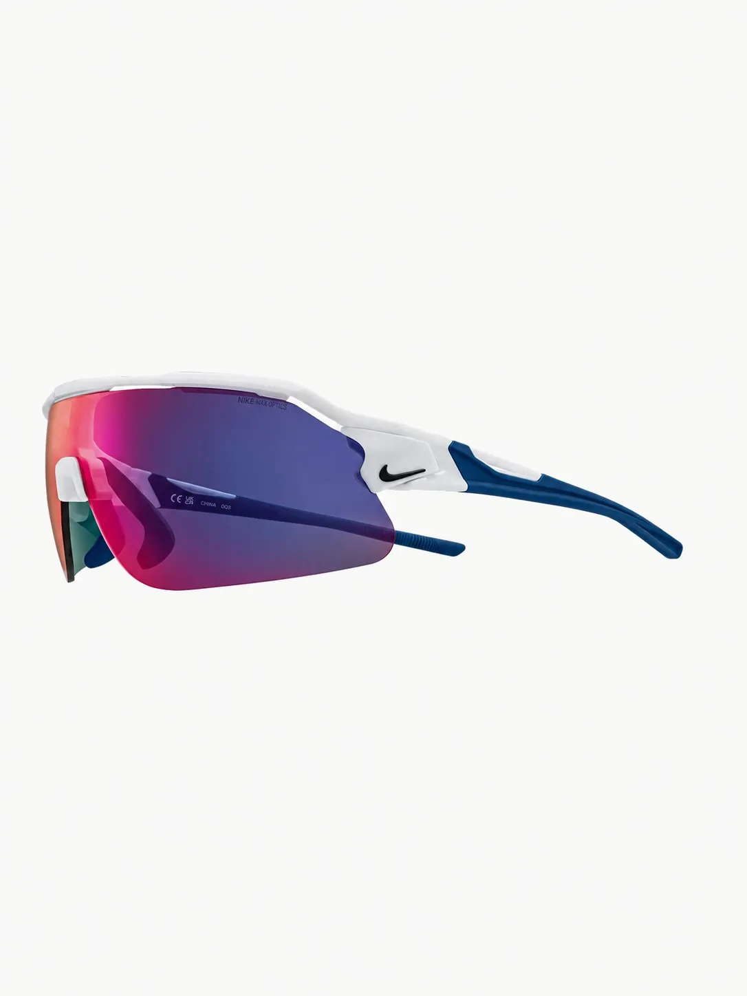 Gafas Nike Flyfree Shield blancas, vista de lado con la lente espejada, el swoosh negro y la patilla azul marino