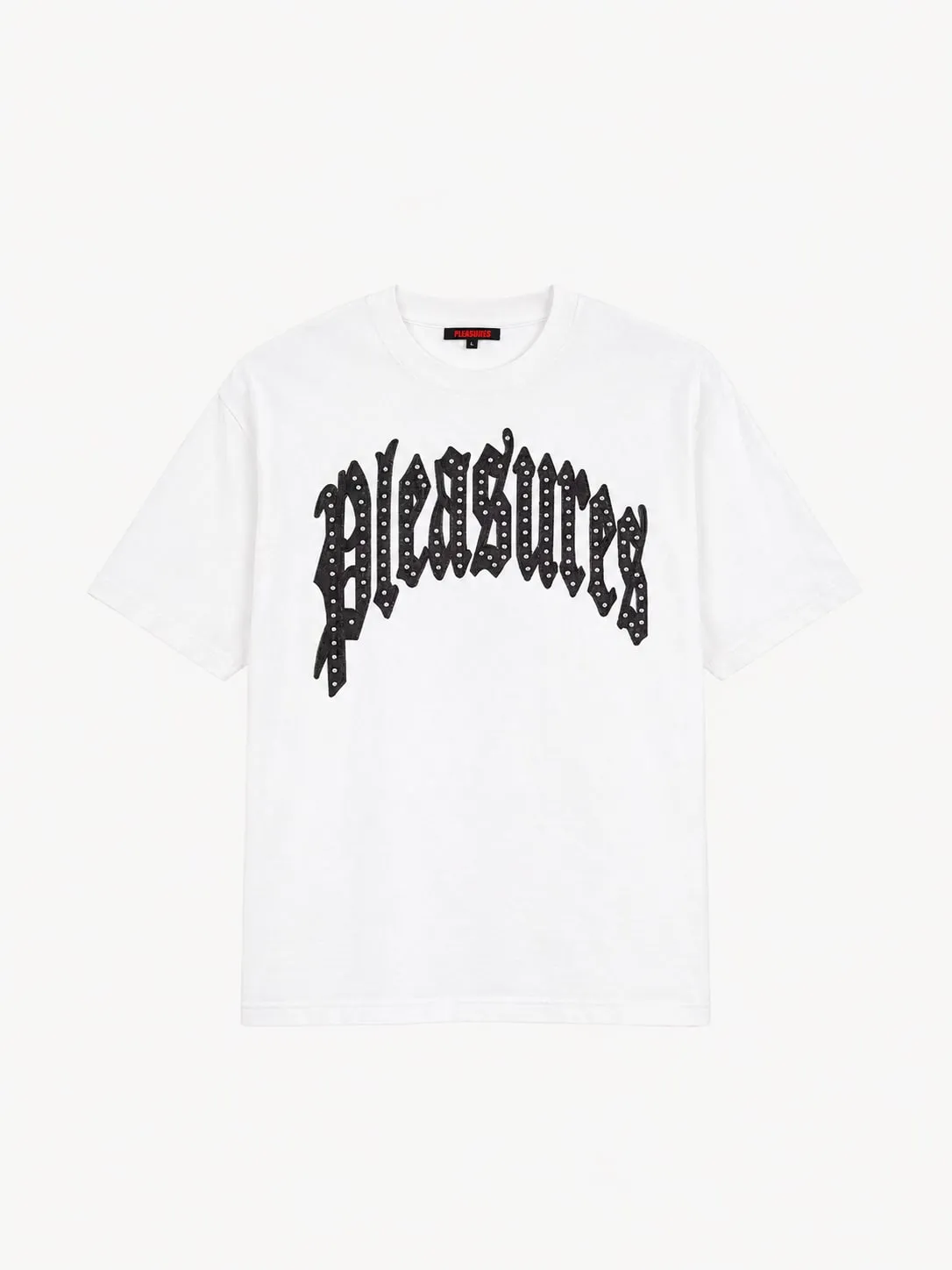 Camiseta Pleasures blanca, vista frontal de la prenda sola con el logo Pleasures en letra gótica arqueada, aplicado en cuero negro con remaches plateados, y la etiqueta roja en el cuello