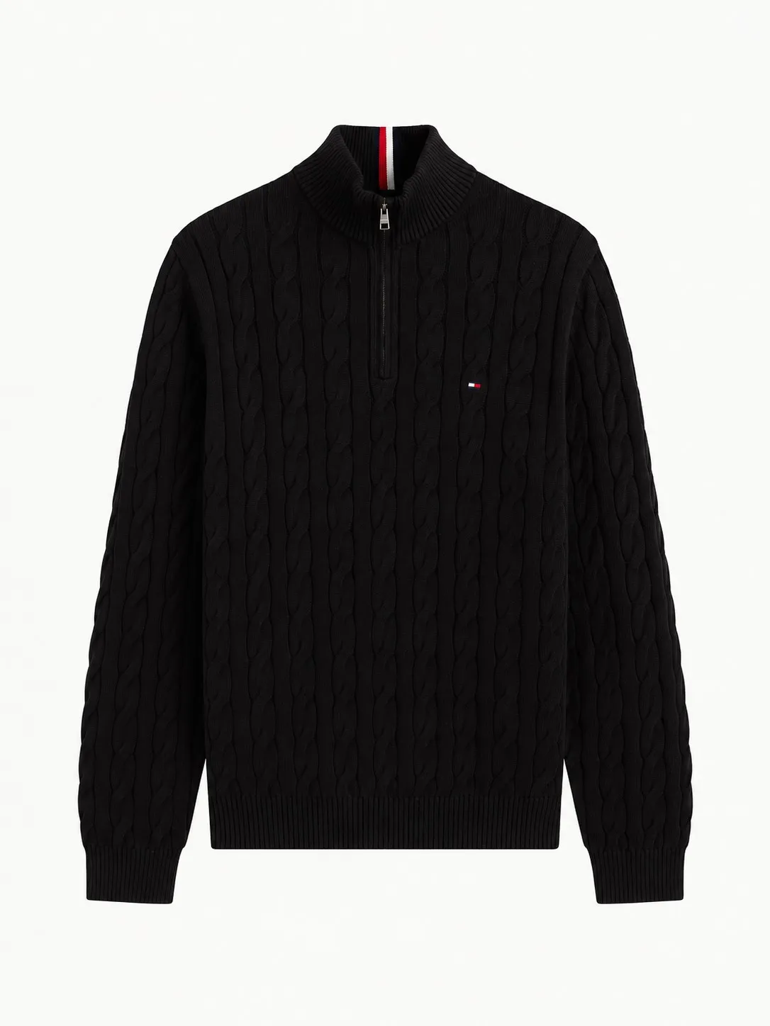Buzo Tommy Hilfiger negro de punto trenzado, vista frontal de la prenda sola con la cremallera hasta el pecho y la bandera bordada a la derecha