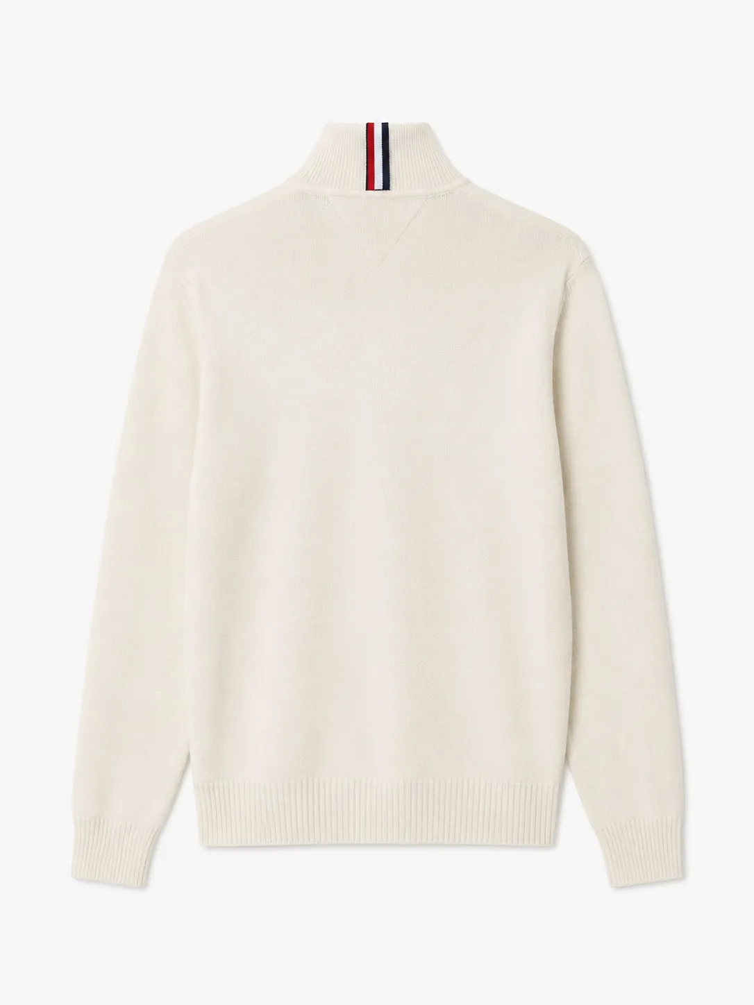 Buzo Tommy Hilfiger beige, vista de espalda de la prenda sola, lisa, con la cinta a rayas asomando por el cuello