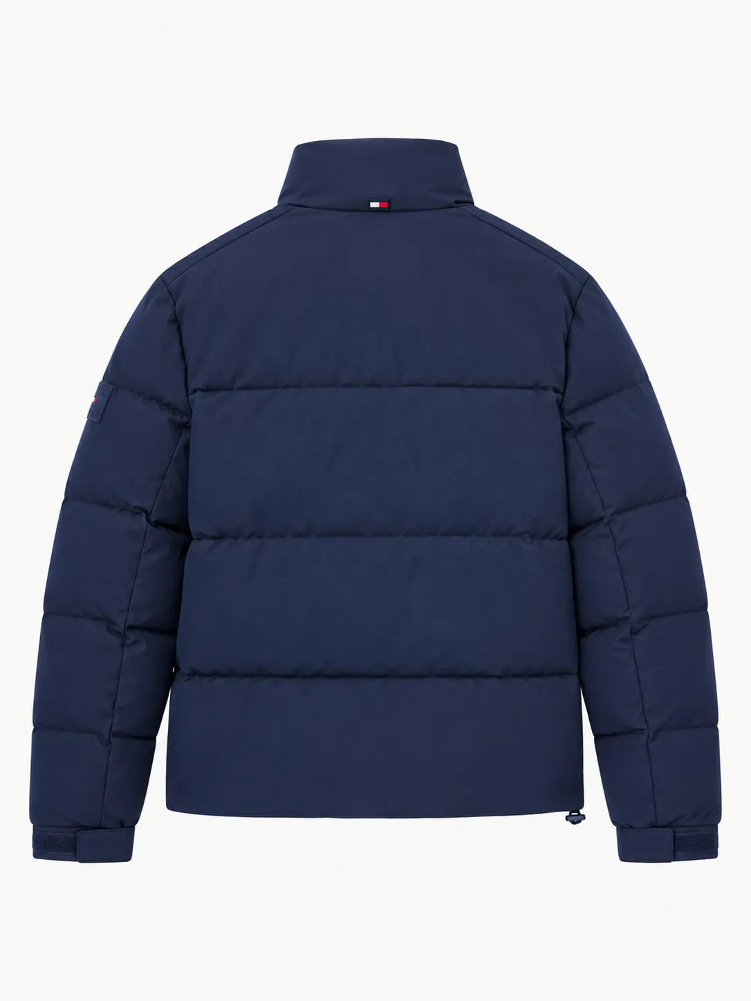Chaqueta acolchada Tommy Hilfiger azul marino, vista de espalda con el acolchado en franjas y una pequeña bandera bordada bajo el cuello