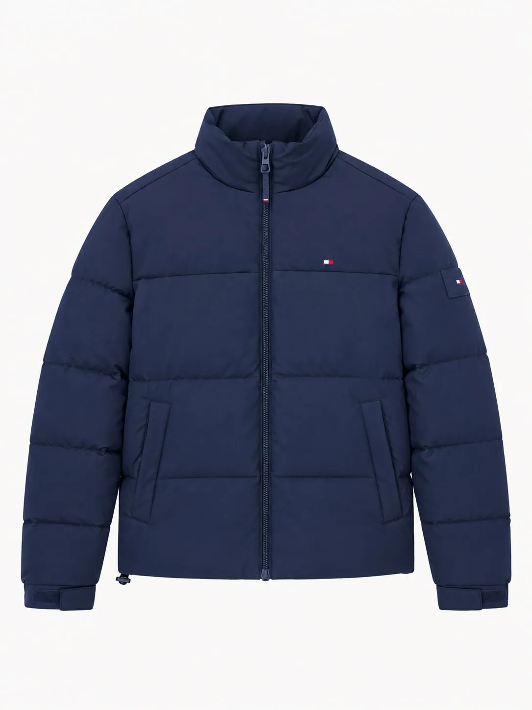Chaqueta acolchada Tommy Hilfiger azul marino, vista frontal de la prenda sola con cuello alto, cremallera, bolsillos laterales y la bandera bordada en el pecho y en la manga